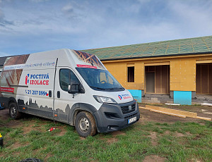 Zateplení stropu novostavby dřevostavby pomocí foukané izolace